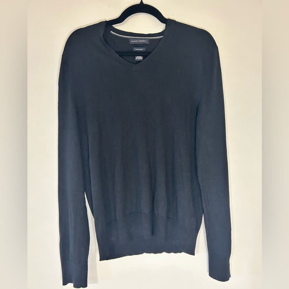 Banana Republic Luxury blend silk Men's black lightweight V-Neck Sweater. M